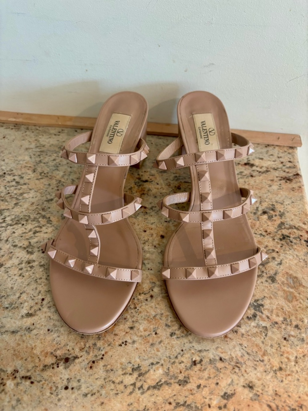 Valentino Garavani  Rockstud Nude Pink Leather Slide Sandals Size 39